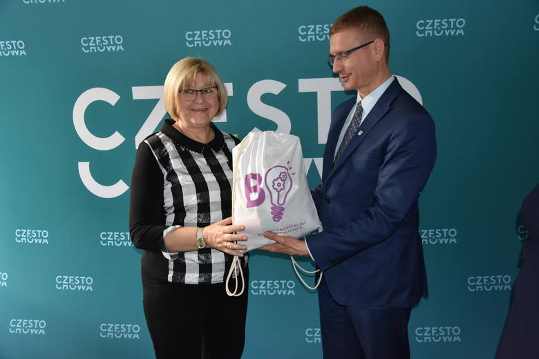 Prezydent Krzysztof Matyjaszczyk pogratulował Małgorzacie Cichoń za zaangażowanie w propagowanie budżetu obywatelskiego