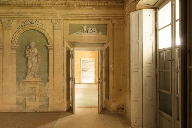 Dwór w Rożnowie z XIX w. na sprzedaż. Obiekt należał do Stadnickich. Na ścianach zachowały się malowidła, w tym siedem widoków Paryża. 