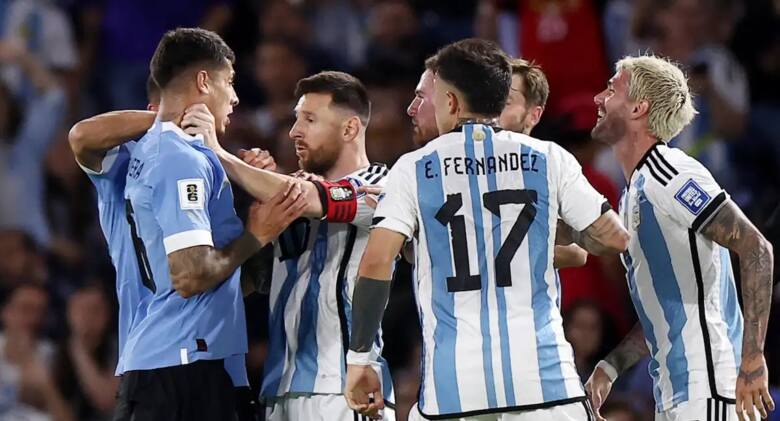 Lionel Messi chwyta urugwajskiego obrońcę Mathiasa Oliverę za gardło