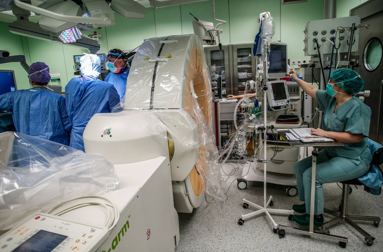 Operacja neurochirurgiczna w szpitalu M. Kopernika w Gdańsku