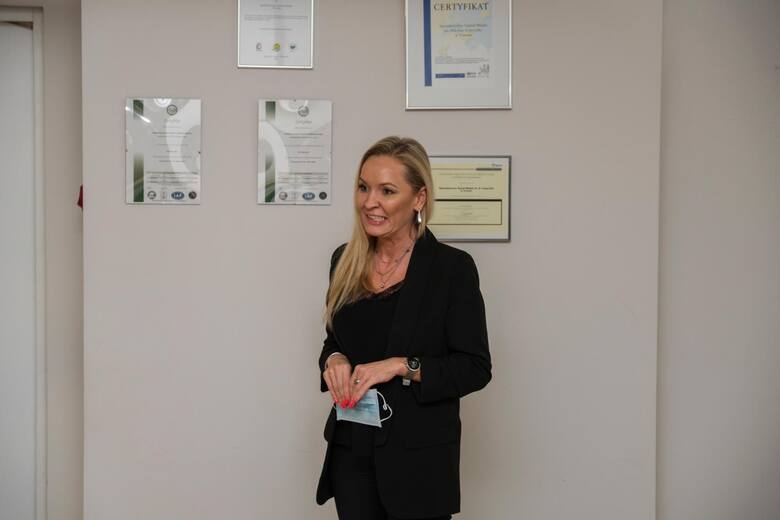 W szpitalu miejskim w Toruniu odbyła się uroczystość wręczenia nagrody - Statusu Diamentowego od Inicjatywy Angels oraz Europejskiej Organizacji Udarowej za leczenie udarów mózgu w III kwartale 2022 roku. Na zdjęciu dyrektor Justyna Wileńska.