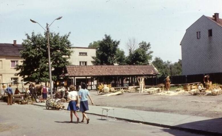 Plac targowy przy ul. Kazimierza Wielkiego w latach 70