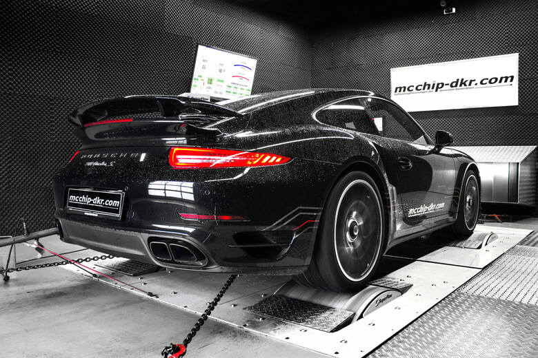 Porsche 911 Turbo SSpecjaliści z mcchip-dkr opracowali trzy pakiety dla supersamochodu ze Stuttgartu. Pierwszy polega na przestrojeniu sterownika jednostki