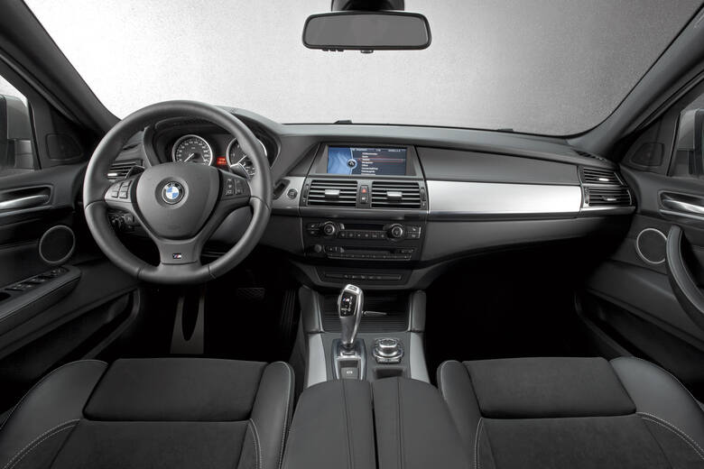 BMW X5 M50dPod maską tego modelu pracuje 3-litrowy rzędowy diesel z technologią M Performance TwinPower Turbo oraz układem potrójnego doładowania. Paliwo
