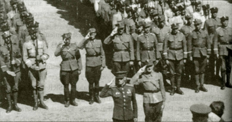Marzec 1945 rok. Przysięga żołnierzy szkoły oficerskiej w Inowrocławiu. Drugi od lewej salutuje Kazimierz Maciejewski