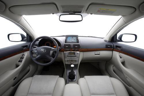 Wnętrze Toyoty Avensis (2006 - 2009), Fot: Toyota