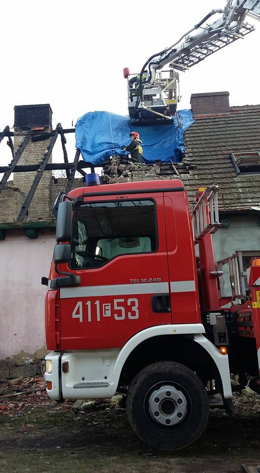 <strong>W sobotę, 26 grudnia na os. Trzcińce w Lubniewicach doszło do pożaru w budynku mieszkalnym. Ogień strawił prawie całe poddasze. </strong><br /> <br /> W pożarze nikomu nic się nie stało, ale cztery rodziny, w sumie kilkanaście osób, straciło dach nad głową. W akcji gaszenia wzięło udział siedem...