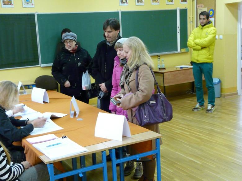 Rawianie głosują podczas drugiej tury wyborów samorządowych 2014 i wybierają burmistrza miasta