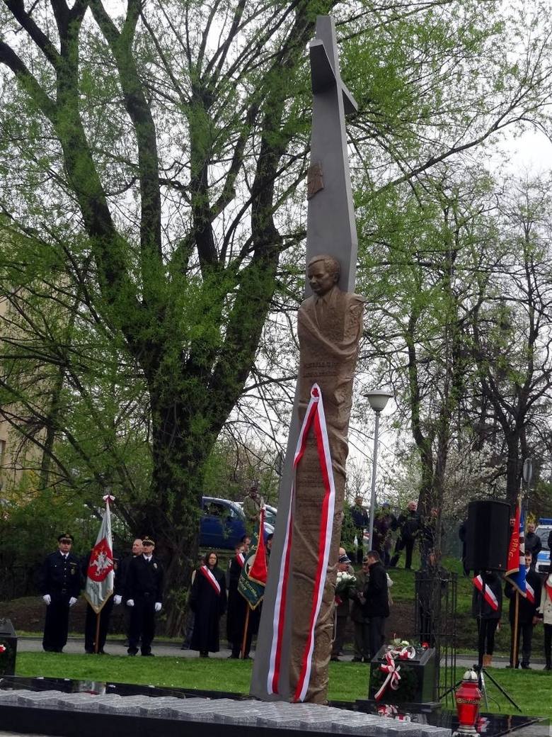 Pomnik Lecha Kaczyńskiego odsłonięty w Warszawie [ZDJĘCIA] Duda: Od czasów marszałka Józefa Piłsudskiego tak wielkiego przywódcy nie było