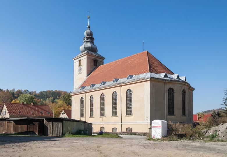 W krypcie kościoła pochowanych jest ok. 20 osób, w tym 12 członków rodziny von Zedlitzów.Zdjęcie na licencji CC BY 3.0.