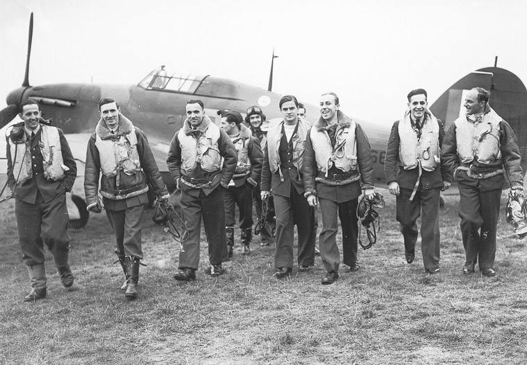 Piloci dywizjonu myśliwskiego 303, od lewej: P/O Ferić, Flt Lt Kent, F/O Grzeszczak, P/O Radomski, P/O Zumbach, P/O Łokuciewski, F/O Henneberg, Sgt.
