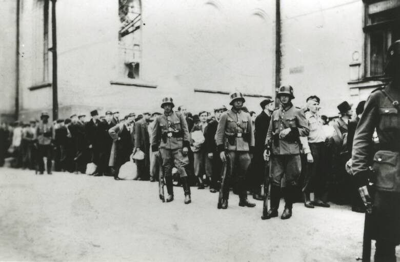 Zdjęcia z pierwszego transportu więźniów do KL Auschwitz