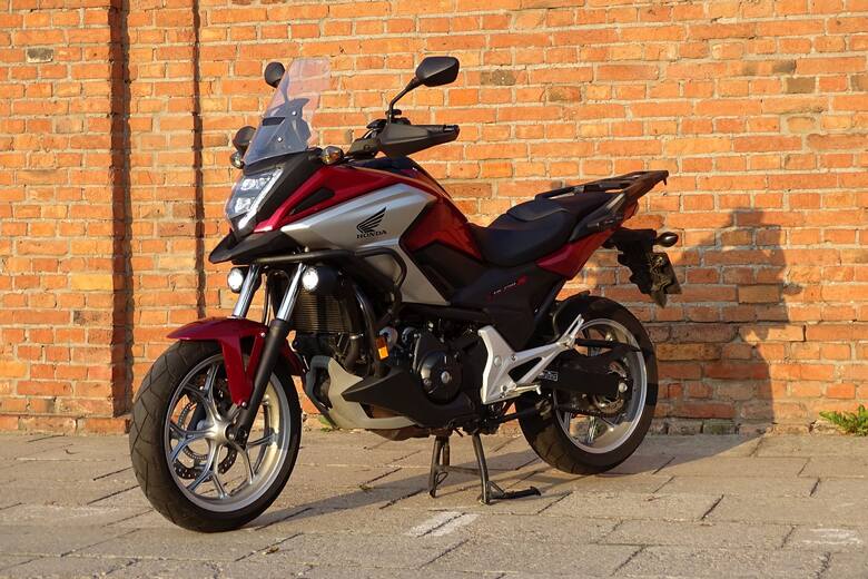 Honda NC750X to motocykl, który dobrze wygląda i dobrze jeździ.  Daje się szybko polubić dzięki praktyczności i łatwości prowadzenia oraz zapewnia przyjemność