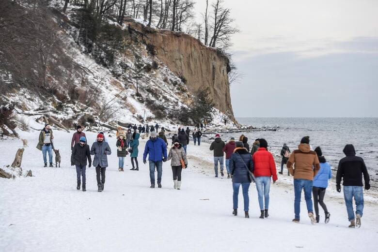 Turyści zimą nad brzegiem Bałtyku