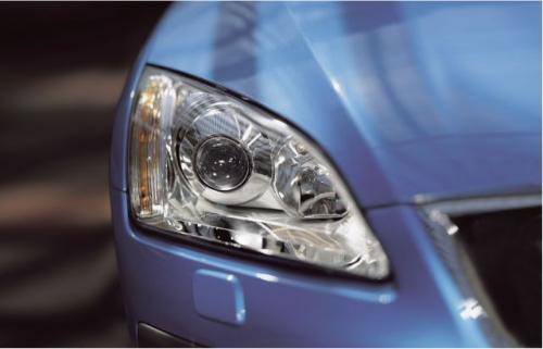 Fot. Ford – Reflektory samochodowe mają coraz bardziej skomplikowane kształty, nie tylko zewnętrzne i przez to nie są tanie. Oryginalny reflektor do