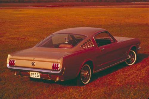 Fot. Ford: Nabywców urzekła zgrabna sylwetka Mustanga. W pierwszym tygodniu sprzedaży przez salony dilerskie Forda przewinęło się 4 miliony Amerykanów