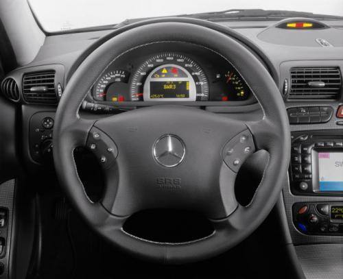 Fot. Mercedes-Benz: Nowoczesna tablica przyrządów modelu wytwarzanego od 2000 r.