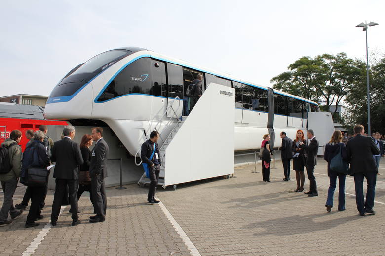 Jednym z producentów tego typu kolejek jest firma Bombardier, znana m.in. z produkcji pociągów i samolotów. Kolejki tej marki jeżdżą m.in. w mieście Rijad w Arabii Saudyjskiej. Na zdjęciu model Innovia 300, jaki władze miasta oglądały podczas targów kolejowych w Berlinie.