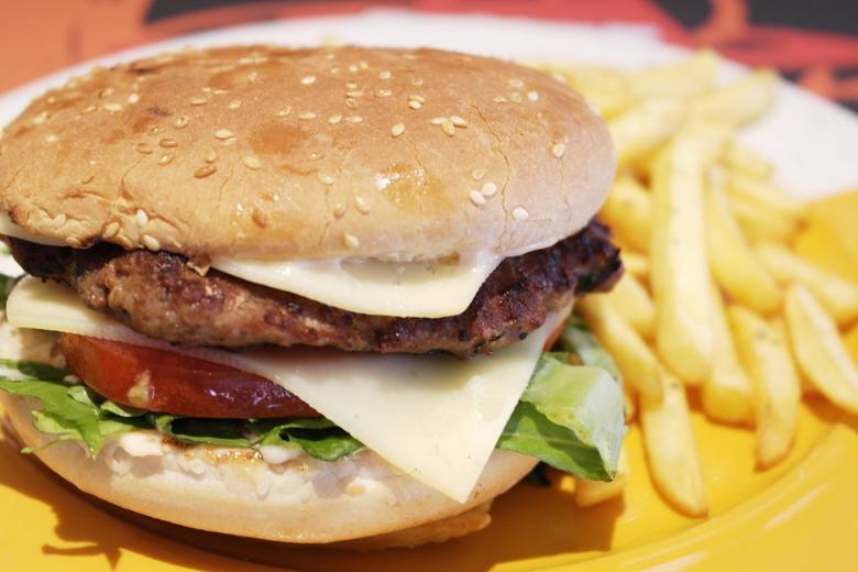 Osoby jedzące duże ilości fast foodów są w grupie ryzyka i mogą cierpieć na zakwaszenie organizmu