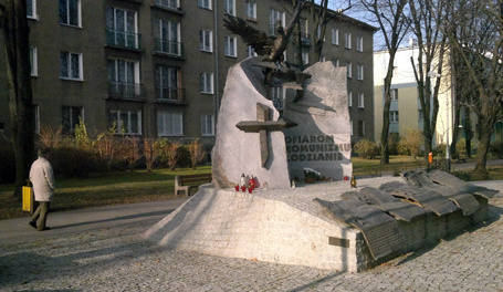 Pomnik Ofiar Komunizmu przy alei Anstadta dwa razy do roku ma być pilnowany przez całą dobę przez straż miejską -  przed 17 września - rocznicą ataku Związku Sowieckiego na Polskę w 1939 roku - oraz przed  13 grudnia - rocznicą wprowadzenia stanu wojennego w 1981 roku. 