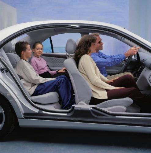 Fot. Mercedes-Benz: Wnętrze jest wystarczająco przestronne, jednak wysokie osoby siedzące z tyłu mogą odczuwać pewien dyskomfort.