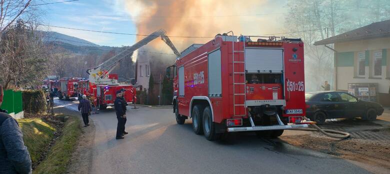 Strażacy dwa razy w ciągu kilku godzin byli wzywani do pożaru budynku w Sułkowicach (gm. Andrychów)