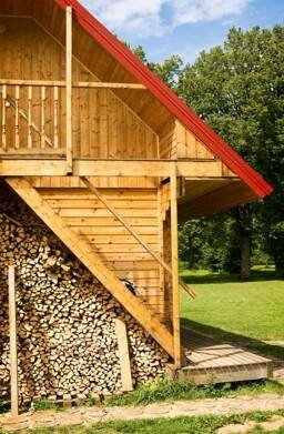 Drewniane elewacje kojarzą się z naturą, ciepłem i bezpieczeństwem.