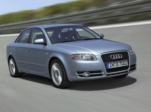 Fot. Audi: Nowe Audi A4 ma charakterystyczny wlot powietrza nawiązujący do przeszłości i wspólny z innymi modelami tego producenta. Długość pojazdu zwiększyła