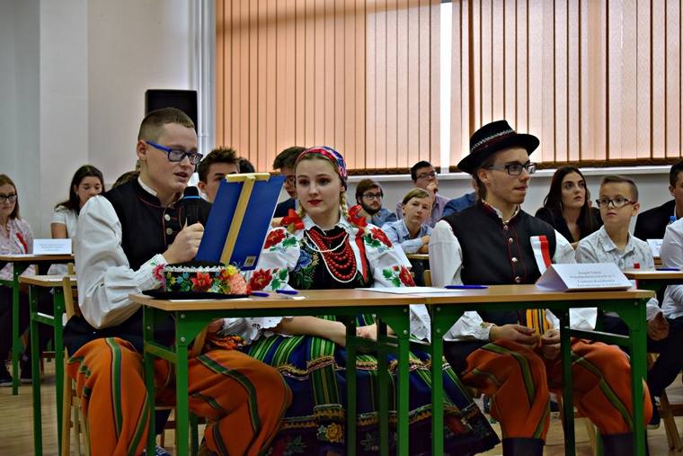 Sukces uczniów ZSP nr 2 w Łowiczu. Zajęli trzecie miejsce w konkursie historycznym [ZDJĘCIA]
