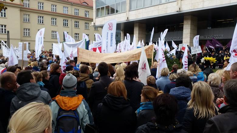 Poznań: Nauczyciele pikietowali przed Urzędem Wojewódzkim