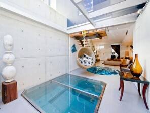 Apartament z basenem w salonie