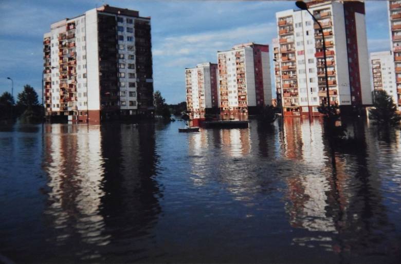 W czerwcu i na początku lipca 1997 roku padające nieprzerwanie deszcze spowodowały gwałtowny przybór wód i zalanie wielu miast: m.in. Wrocławia, Opola,