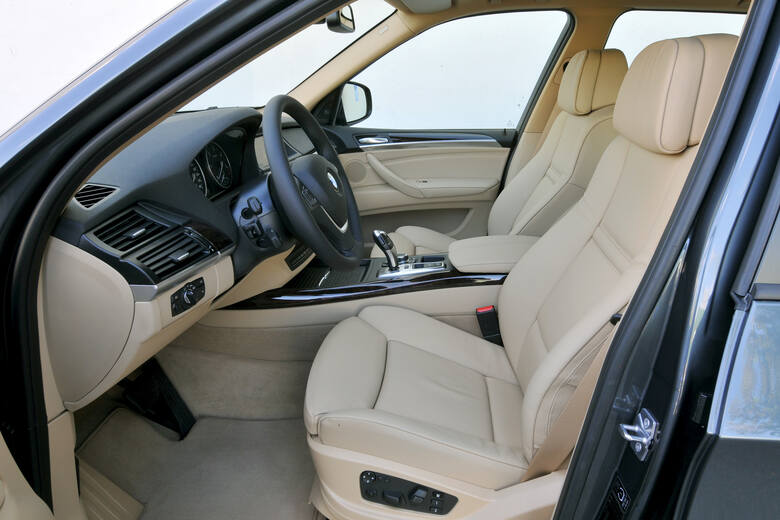BMW X5 typoszeregu E70, mimo relatywnie wysokich cen na rynku wtórnym, jest bardzo popularnym SUV-em na polskich drogach. Prestiż, osiągi, komfort jazdy