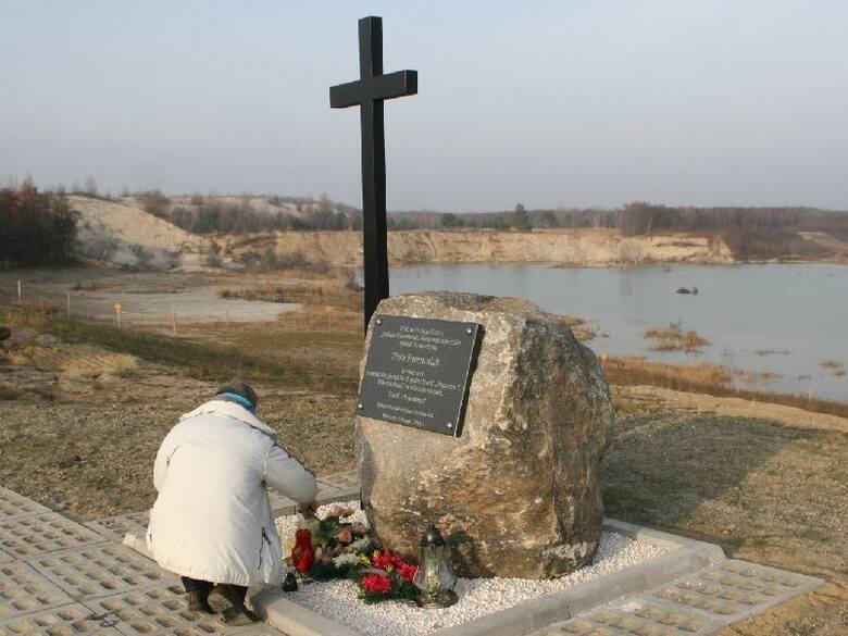 Blisko miejsca tragedii stoi krzyż i kamień z tablicą: "W dniu 11 maja 2011 r. podczas formowania skarp tego zbiornika zginął i tu spoczywa