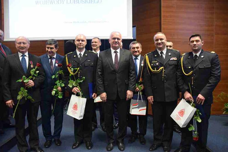 W auli Państwowej Wyższej Szkoły Zawodowej w Gorzowie Wlkp. wojewoda lubuski uroczyście wręczył nagrody i wyróżnienia samorządowcom i strażakom.