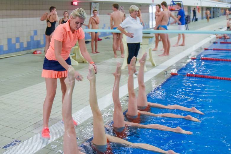 Alona Szczepańska ze swoimi dziewczynami spędza na basenie mnóstwo czasu. Zawodniczki trenują bowiem sześć razy w tygodniu