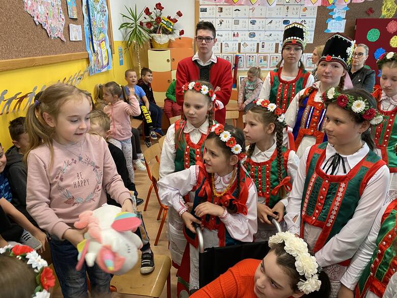 Łyse. Amelka - 7-letnia dziewczynka-symbol walczącej Ukrainy - gościem szkoły podstawowej w Łysych, 2.06.2022. Zdjęcia
