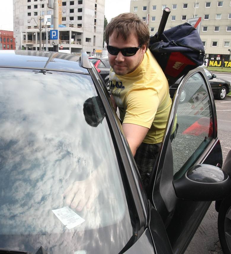 Władze Łodzi chcą, by umieszczanie biletu przed przednią szybą auta było obowiązkiem. 