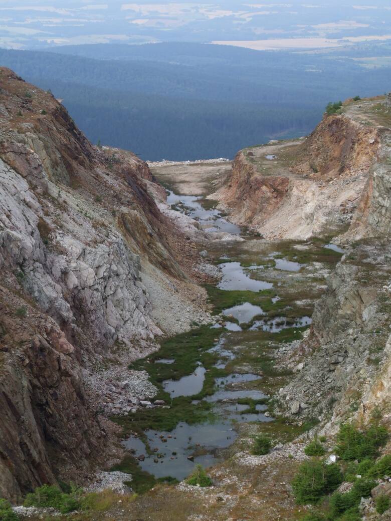 To najwyższa kopalnia w środkowej Europie, skąd wydobywano kwarc. Po drugiej stronie szczytu znajduje się Wysoki Kamień.