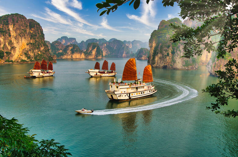 Statki wycieczkowe w Zatoce Ha Long