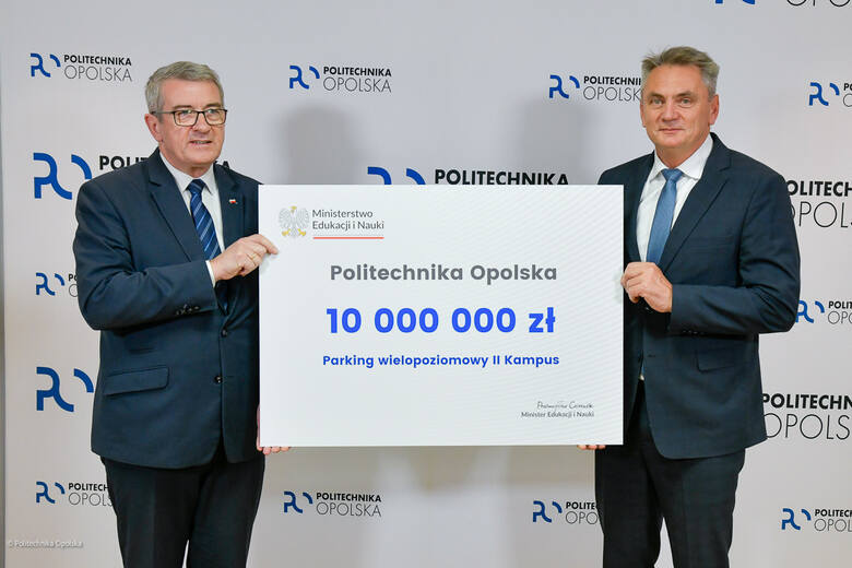 Wiceminister edukacji i nauki przekazał na ręce rektora Politechniki Opolskiej symboliczny czek o wartości 10 milionów złotych.