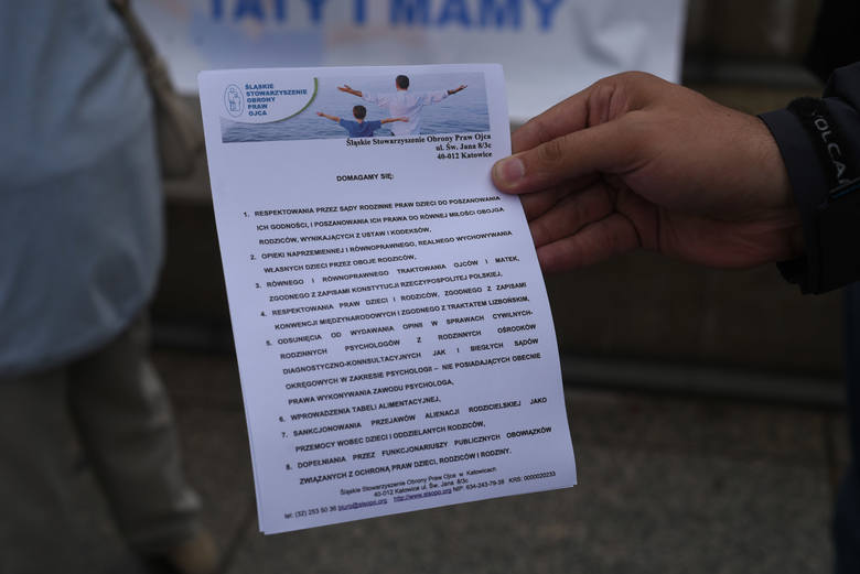 Manifestacja członków i sympatyków Śląskiego Stowarzyszenia Obrony Praw Ojca odbyła się pod hasłem "stop dyskryminacji ojców"