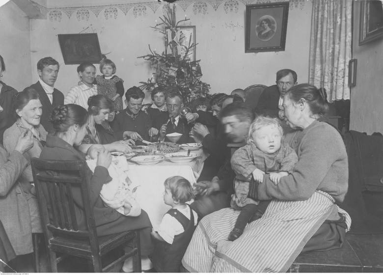Rodziny z Kresów czy wschodu Polski podczas wigilijnych kolacji jadały zupełnie co innego, niż na przykład te z Mazowsza. Nie ma czegoś takiego jak jedna konkretna tradycja dla całego kraju.