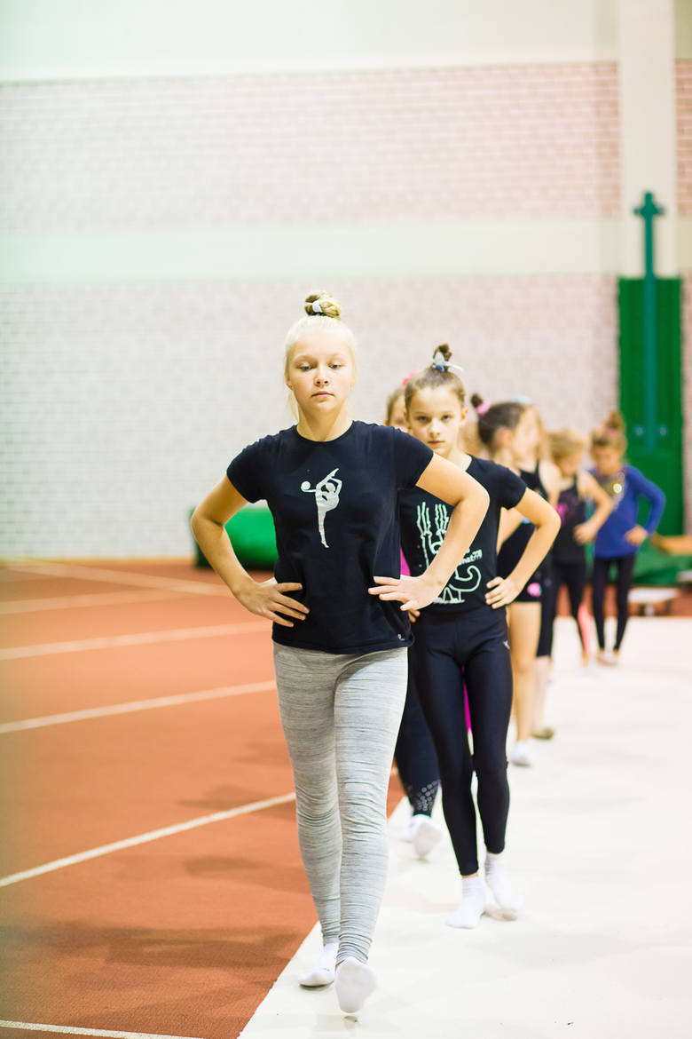  Pod okiem Anny Sokołowskiej, w trzech grupach zaawansowania, gimnastykę trenuje ponad sto dziewczynek w wieku od 4 do 12 lat