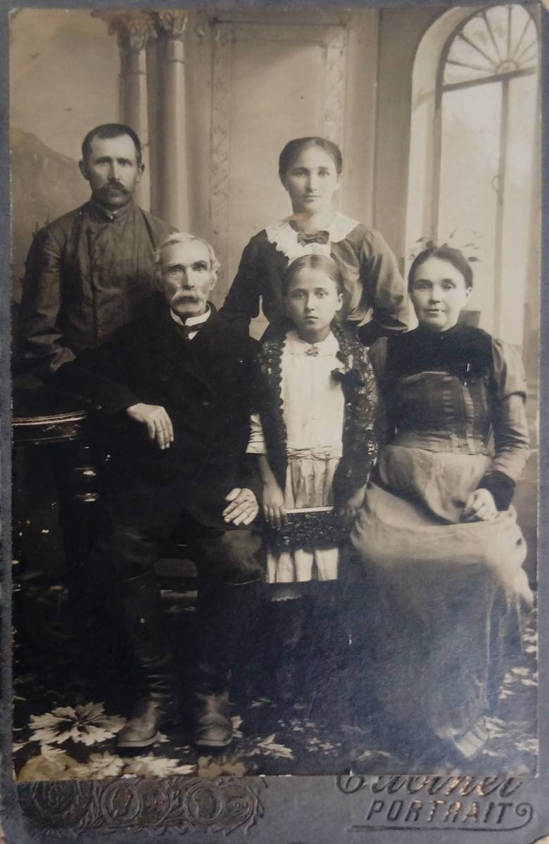 Rodzina Anny z Rogaczów Jurkojć. Dziadek Malczewski, rodzice, Anna (w środku, na pierwszym planie) i siostra