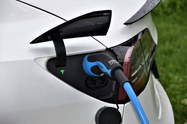 Na dopłąty do zakupu używanych aut elektrycznych ma zostać przezanczone 1,6 mld zł.