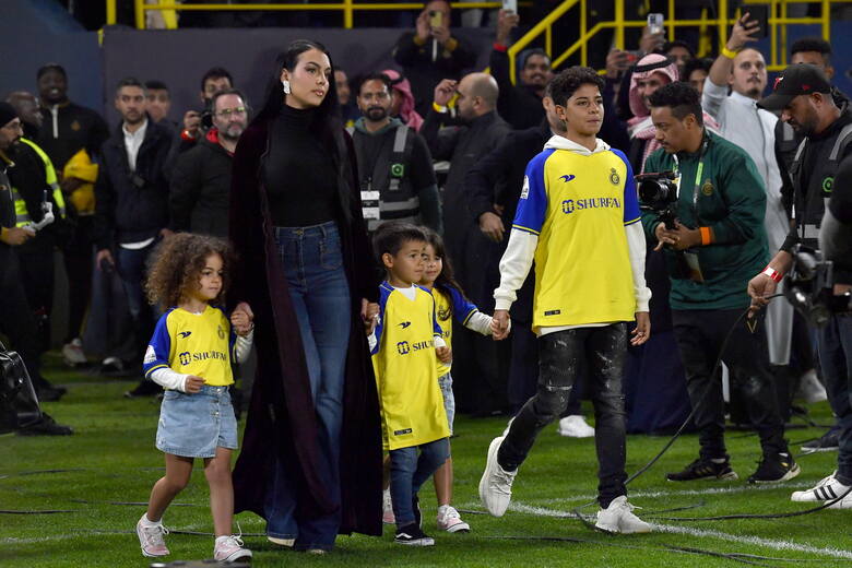 Georgina Rodriguez, partnerka życiowa Cristiano Ronaldo z ich dziećmi na stadionie Mrsool Park w Rijadzie, gdzie swoje mecze rozgrywa An-Nassr