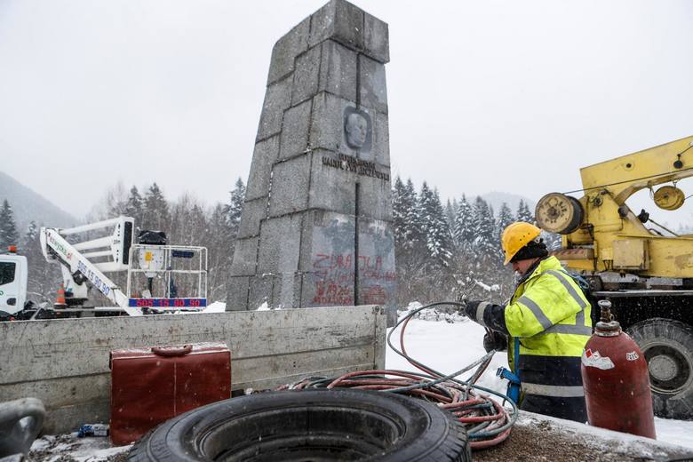 Prace przy rozbiórce pomnika mają się zakończyć do 9 marca. Elementy obiektu trafią do skansenu reliktów komunizmu. 