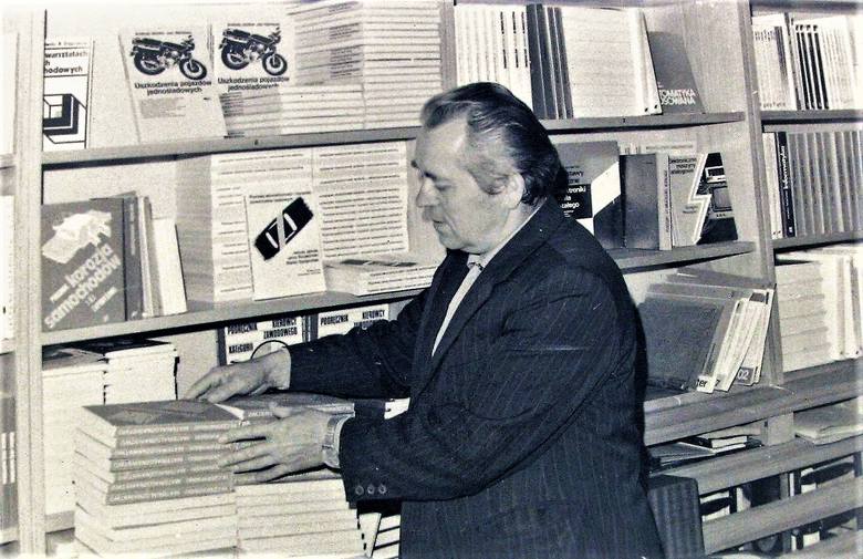 Wrzesień 1981 r., przy regałach kierownik księgarni „Pegaz”, zasłużony słupszczanin Józef Muczke
