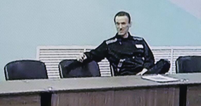 Rosyjski opozycjonista Aleksiej Nawalny na ekranie podczas rozprawy w moskiewskim sądzie.